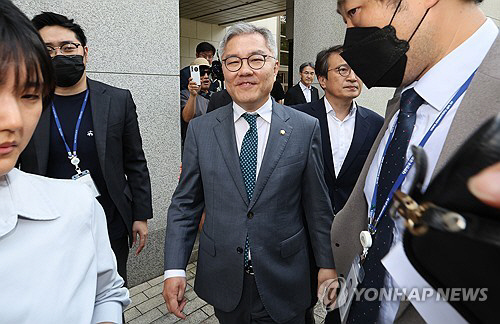지난 9월 대법원에서 '의원직 상실 확정' 판결을 받고 나오는 최강욱 전 의원. 연합뉴스